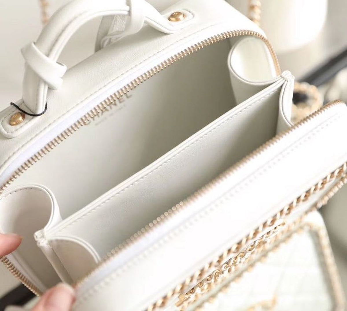 Chanel Chain Around CC Filigree Vanity Bag 18cm Caviar Leather Gold Hardware Spring/Summer Collection White