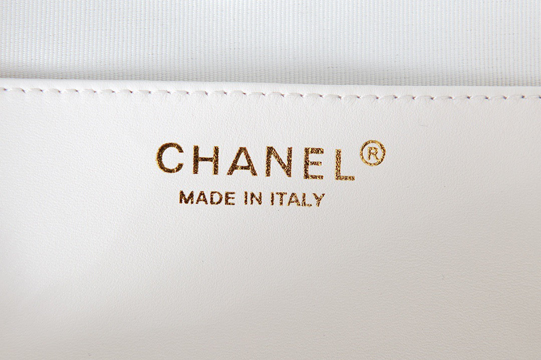 Chanel Mini Heartbag Gold Hardware AS3191 16.5cm White