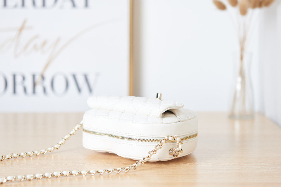 Chanel Mini Heartbag Gold Hardware AS3191 16.5cm White