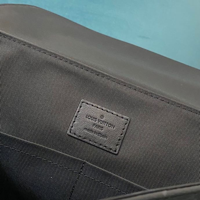 Louis Vuitton Saumur Messenger 30cm Black