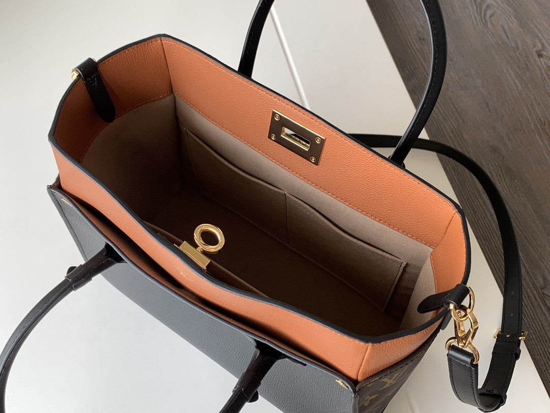 Louis Vuitton M57728 On My Side PM 30cm Black
